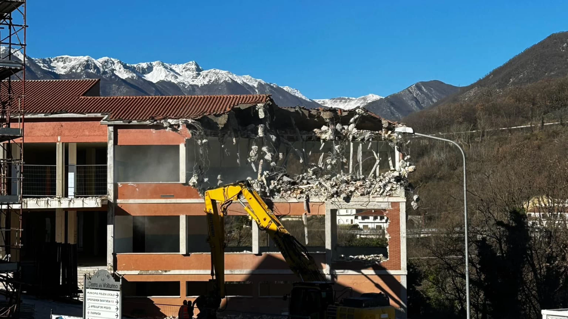 Cerro al Volturno: iniziata la demolizione del vecchio edificio scolastico. Il sindaco Di Ianni: “Chiudiamo una pagina importante della nostra storia locale. Ora proiettati al futuro”.